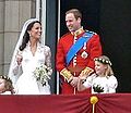 Juuri vihityt prinssi William, Cambridgen herttua ja herttuatar Catherine Buckinghamin palatsin parvekkeella.