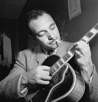 Django Reinhardt během vystoupení v newyorském Jazzclubu Aquarium, asi listopad 1946.