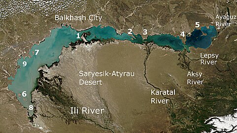 Nasa-Satellietbeeld van die Balchasj-meer met die Ili se monding in die suidweste