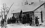 Prost och fru, klockare och skoltsamiska skolbarn vid rysk skola och kapell i Pasvik i Sør-Varanger omkring 1898. Foto: Ellisif Wessel