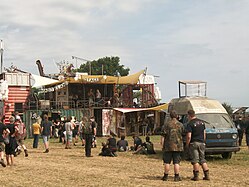 Abgegrenzte Themenareale wie das postapokalyptisch inszenierte Wasteland des Wacken Open Air stellen einen eigenen umfassend gestalteten Erlebnisraum innerhalb mancher Festivals dar.