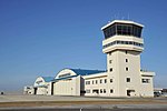 小松島航空基地の管制塔と格納庫