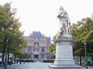 Place Anneessens (François Anneessens) et Institut Lucien Cooremans.