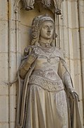 Statue de jeune femme, à droite de l'entrée de la chapelle.