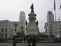 Monumento a los Héroes de Iquique na Plaza Sotomayor]]