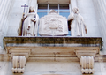 Previous crest (used 1829-1985) can still be seen on one of the stone facade at the Strand Campus