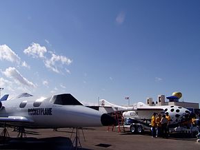 ロケットプレーンXPのモックアップ。 （奥はスペースシップワン）