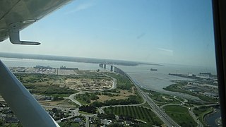 El puente de Saint-Nazaire y el astillero naval.