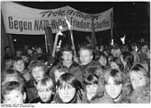 FDJler und Pioniere des Stadtbezirkes Prenzlauer Berg bei einem Friedensmeeting auf dem Helmholtzplatz