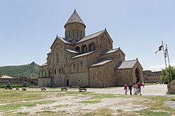 Stolnica sv. Chovelija v Gruziji, izvirna stavba je bila končana v 4. stoletju. Je na Uescovem seznamu svetovne dediščine.