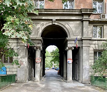 Stalinist Ionic columns of the Colonels' Quarter (Șoseaua Panduri no. 60-62), Bucharest, 1950–1960, by I.Novițchi, C.Ionescu, C.Hacker and A.Șerbescu[32]