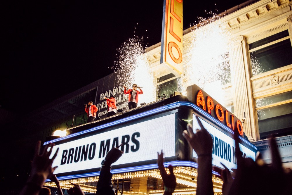 Bruno Mars Performs at the Apollo Theater in Harlem. Photo: Michele Crowe/CBS ©2017 CBS Broadcasting, Inc. All Rights Reserved