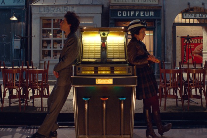 THE FRENCH DISPATCH, from left: Timothee Chalamet, Lyna Khoudri, 2021. © Searchlight Pictures / Courtesy Everett Collection