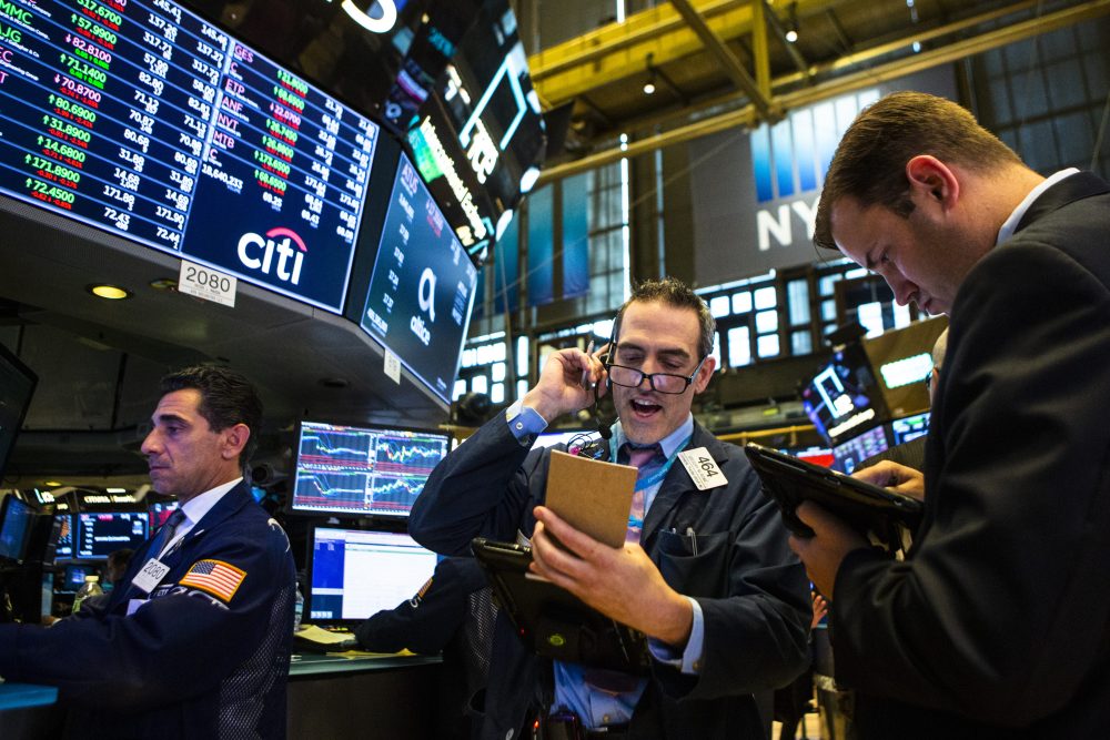 NEW YORK, NY - AUGUST 15:  Traders work on the floor of the New York Stock Exchange (NYSE) ahead of the closing bell on August 15, 2018 in New York City.  U.S. stocks fight to avoid a hard beat in global markets due to fears of economic chaos. There are some worries that Turkey should join into emerging markets denting global growth. (Photo by Eduardo Munoz Alvarez/Getty Images)