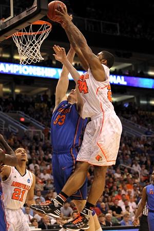 Cards' Chane Behanan dunks over the Gators' Erik Murphy as Louisville beat Florida to advance to the Final Four.