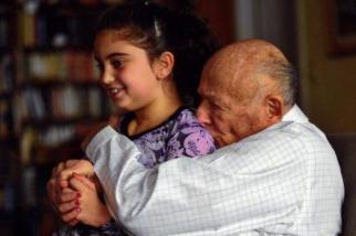 SQUEEZY DOES IT:
 Giving grandniece Perri Thaler a hug and a peck in 2009.