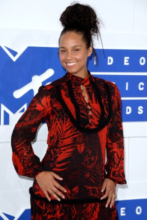 Alicia Keys went without makeup at the 2016 MTV Video Music Awards.