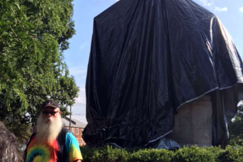 Va. man tries to cut down tarp covering Robert E. Lee statue in Charlottesville