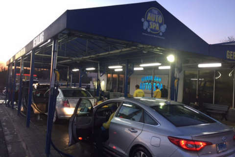 Hundreds line up for car washes as temperatures rise