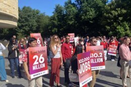 dc tourism announcement people carrying signs showing recordbreaking numbers