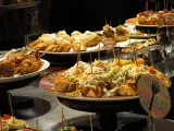 Barra de pinchos en un bar de Donostia-San Sebastián, País Vasco, España. Foto: Basotxerri Wikimedia Commons