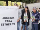 VALLADOLID, 06/09/2024.- Allegados de Esther López, la mujer vista con vida por última vez la madrugada del 13 de enero de 2022 y hallada muerta en una cuneta el día 5 de febrero del mismo año en Traspinedo (Valladolid), han convocado una concentración ante los Juzgados, donde comparecen varios peritos dentro de las diligencias de instrucción del caso. EFE/R. García ESPAÑ ESTHER LÓPEZ