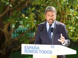 El presidente de la Generalitat Valenciana, Carlos Mazón, durante una rueda de prensa posterior a la reunión con los barones del PP y el presidente del PP, en el Palacio de los Duques de Pastrana en Madrid.