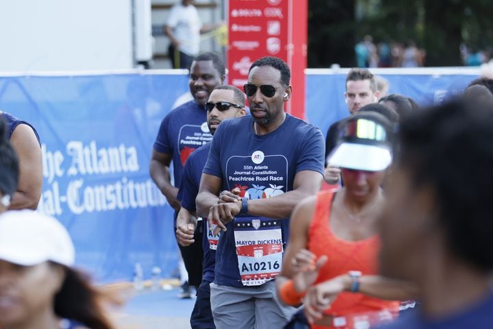 Atlanta Mayor Andre Dickens starts the Atlanta Journal-Constitution Peachtree Road Race in Atlanta on Thursday, July 4, 2024.   (Miguel Martinez / AJC)