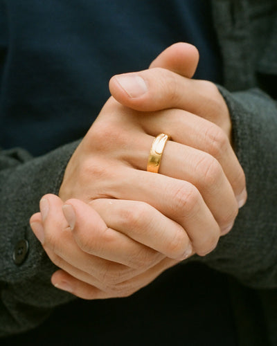 model wearing alighieri men's jewellery gold plated textured ring band