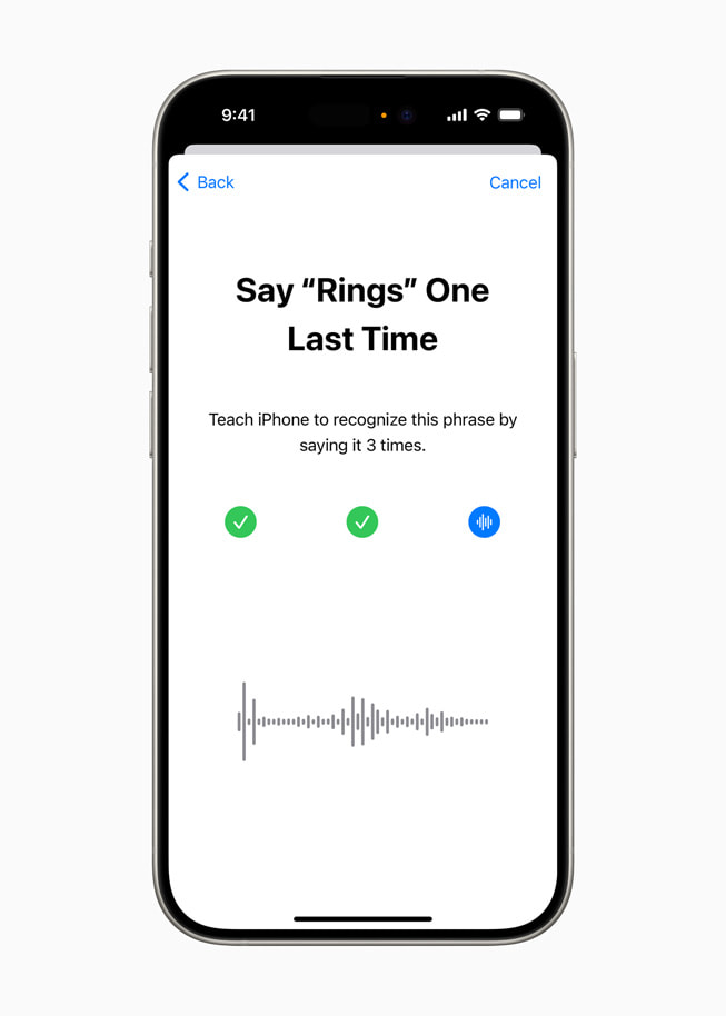 على جهاز iPhone 15 Pro، شاشة تحمل عبارة "قل 'حلقات' مرة واحدة أخيرة" وتحث المستخدم على تعليم جهاز iPhone للتعرف على العبارة عن طريق قولها ثلاث مرات.