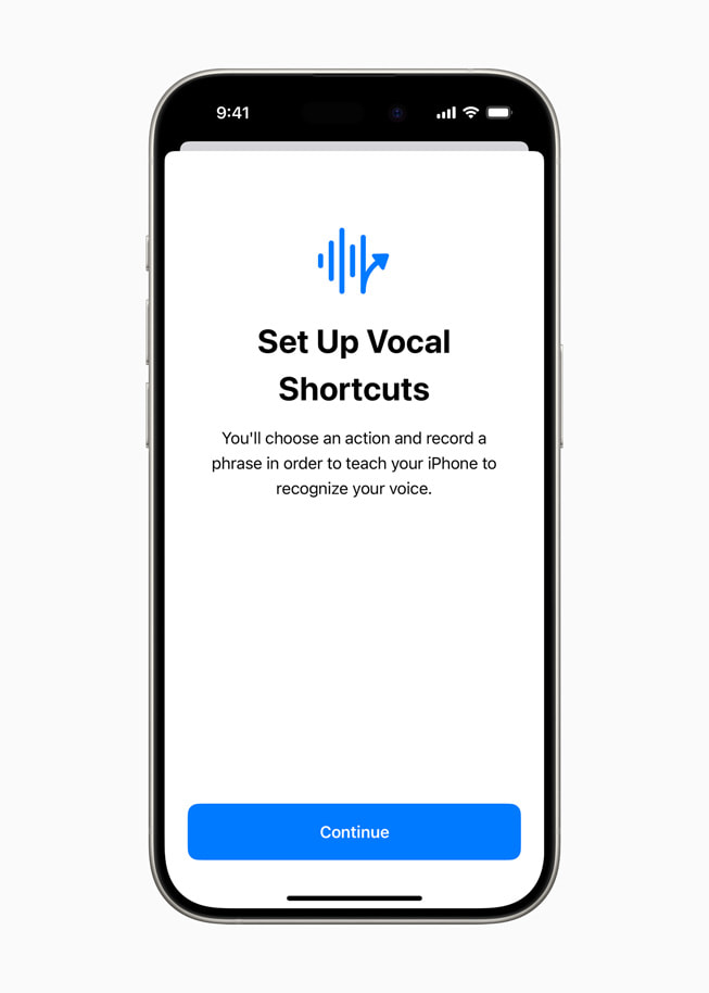 Auf dem Display des iPhone 15 Pro wird der Bildschirm zum Einrichten von Vocal Shortcuts angezeigt, in dem Nutzer:innen eine Aktion wählen und einen Satz aufnehmen können, sodass das iPhone ihre Stimme erkennt.