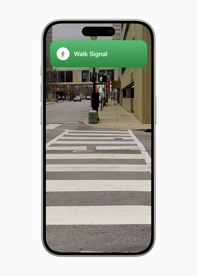 Un symbole piéton affiché à l’écran d’un iPhone 15 Pro. 