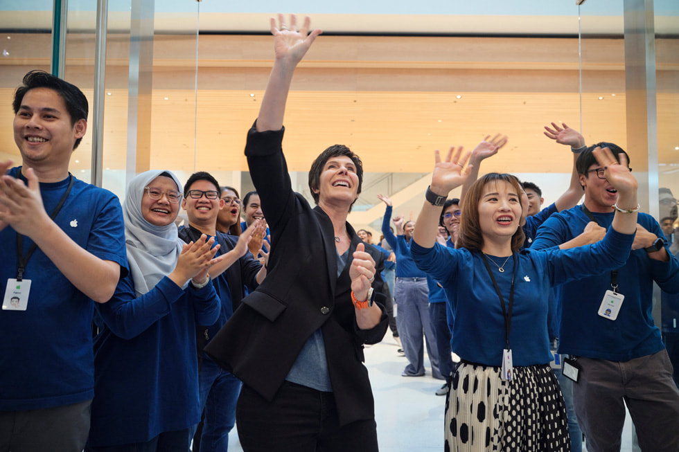 Deirdre O’Brien and Apple team members cheering at Apple The Exchange TRX.