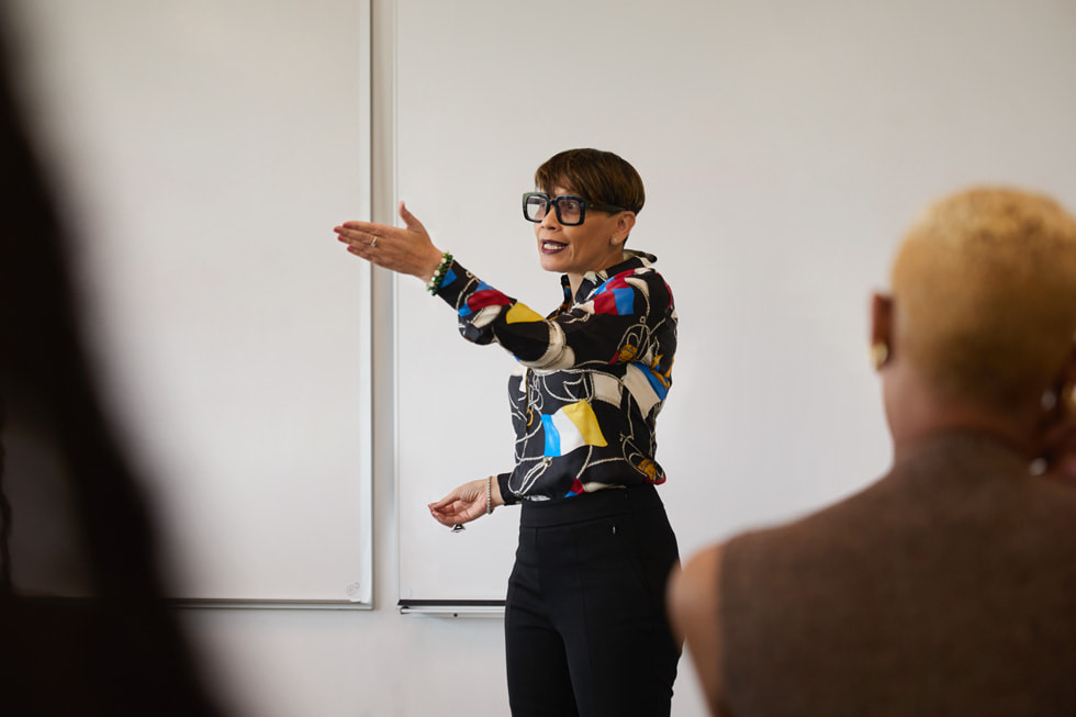 Inga Willis, du PROPEL Center, s’adressant à la classe.