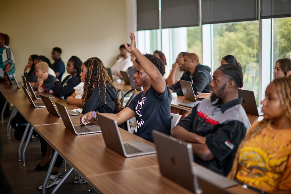 Di kampus Tennessee State University, para mahasiswa duduk di meja selama berlangsungnya PROPEL Center Arts & Entertainment Industry Accelerator.