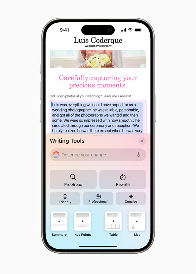 iPhone 15 Pro يعرض رسالة تتم كتابتها باستخدام أدوات الكتابة (Writing Tools) الموجودة أسفلها، بما في ذلك خيارات التدقيق اللغوي وإعادة الكتابة.  