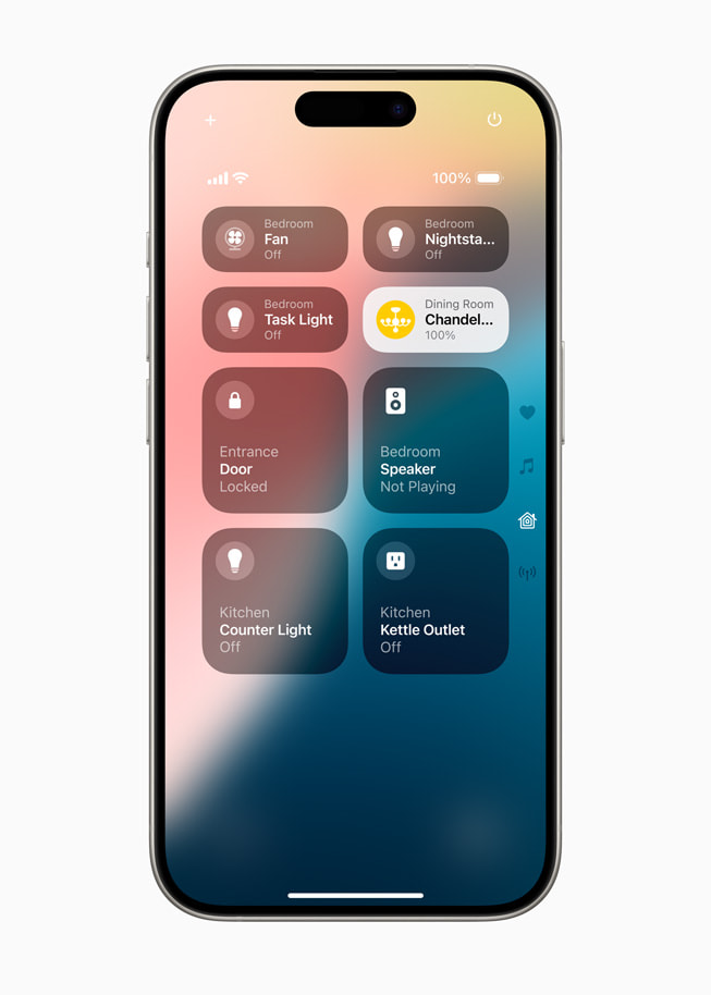 iPhone 15 Pro แสดงส่วนควบคุมของแอปบ้าน