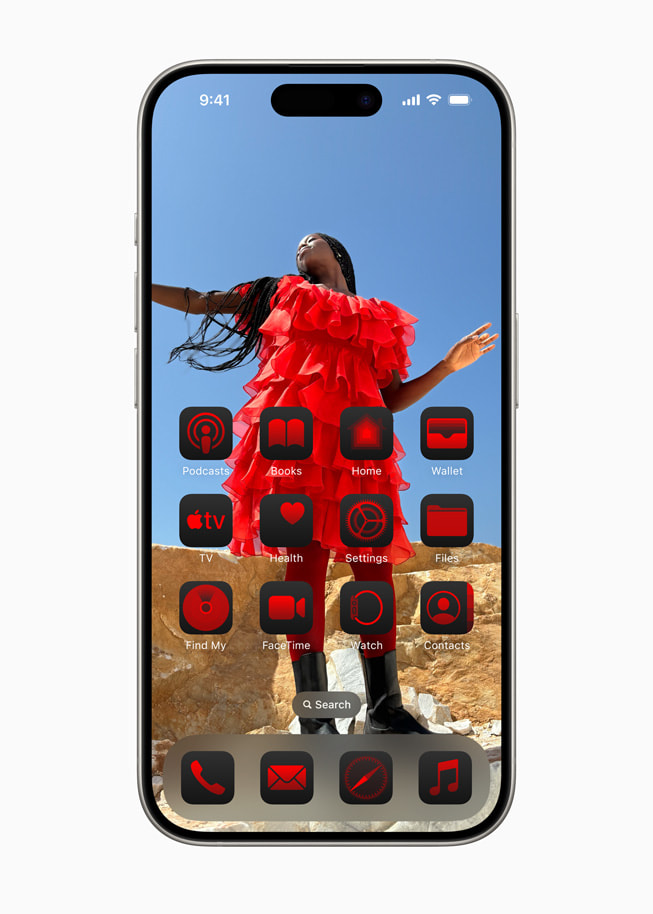 iPhone 15 Pro viser hjemmeskærmen med apps og widgets, som er arrangeret omkring et billede.