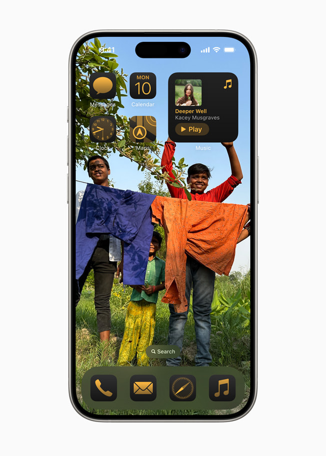 iPhone 15 Pro pokazuje na ekranie początkowym ikony aplikacji i widżety z nałożonym zabarwieniem.