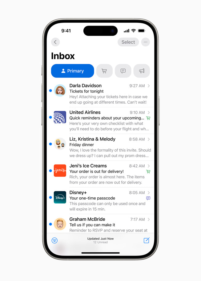 O iPhone 15 Pro exibe a caixa de entrada do Mail com a categoria Primary acima de uma série de e-mails.