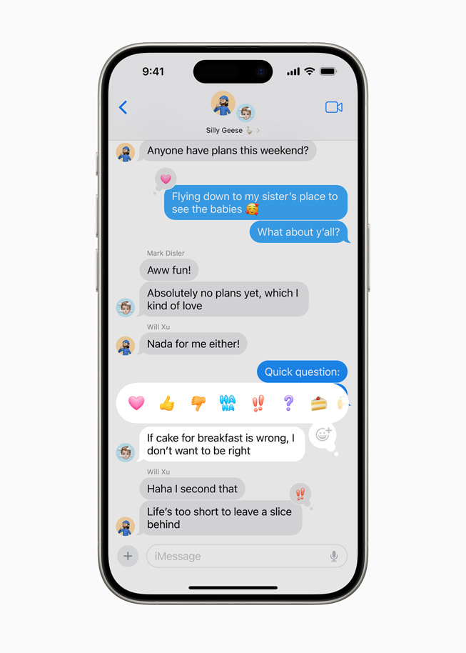 iPhone 15 Pro affichant un message sélectionné dans iMessage, avec les options du menu Tapback, notamment un cœur, un pouce levé, un pouce baissé, haha, un point d’exclamation, un point d’interrogation et un émoji de gâteau.