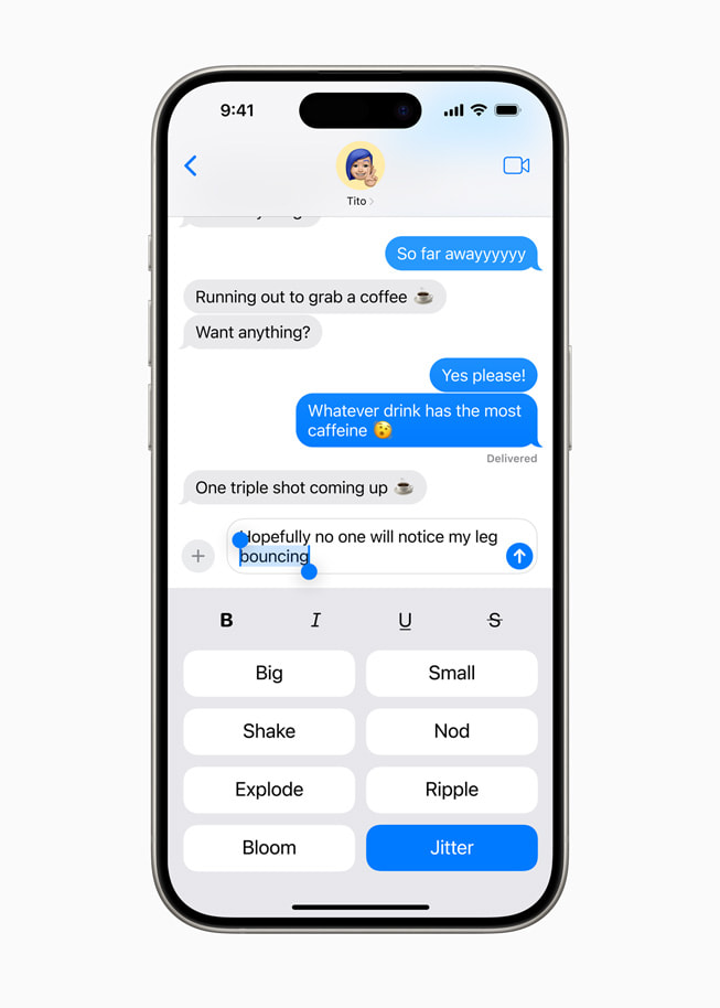 iPhone 15 Pro 展示一則撰寫中的文字訊息，其中選取「bouncing」字眼，並已選擇文字特效 Jitter。