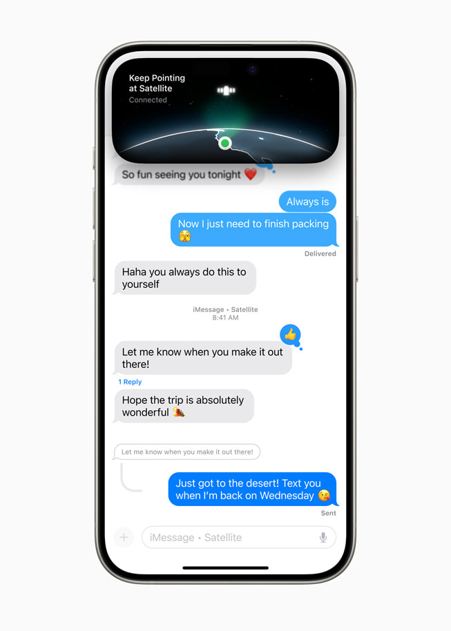 iPhone 15 Pro viser en samtale med tekstbeskeder i iMessage med et satellitbillede og ordene “Fortsæt med at pege på satellit… Forbundet” i Dynamic Island.