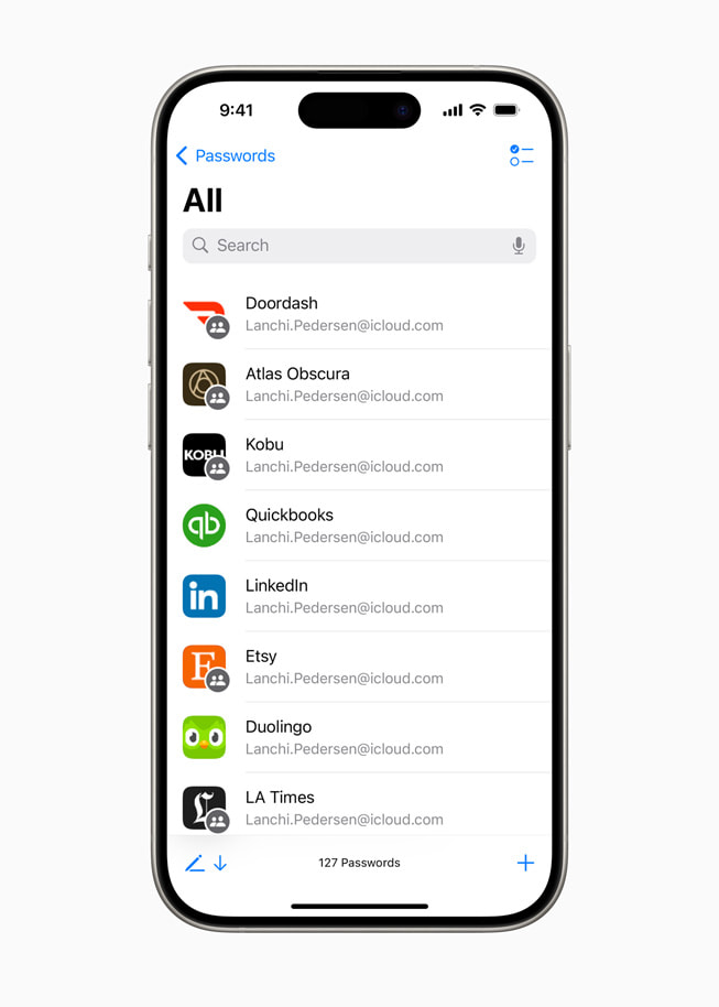 O iPhone 15 Pro mostra o app Passwords com uma lista de ícones de apps, incluindo Door Dash, Atlas Obscura, LinkedIn, entre outros.