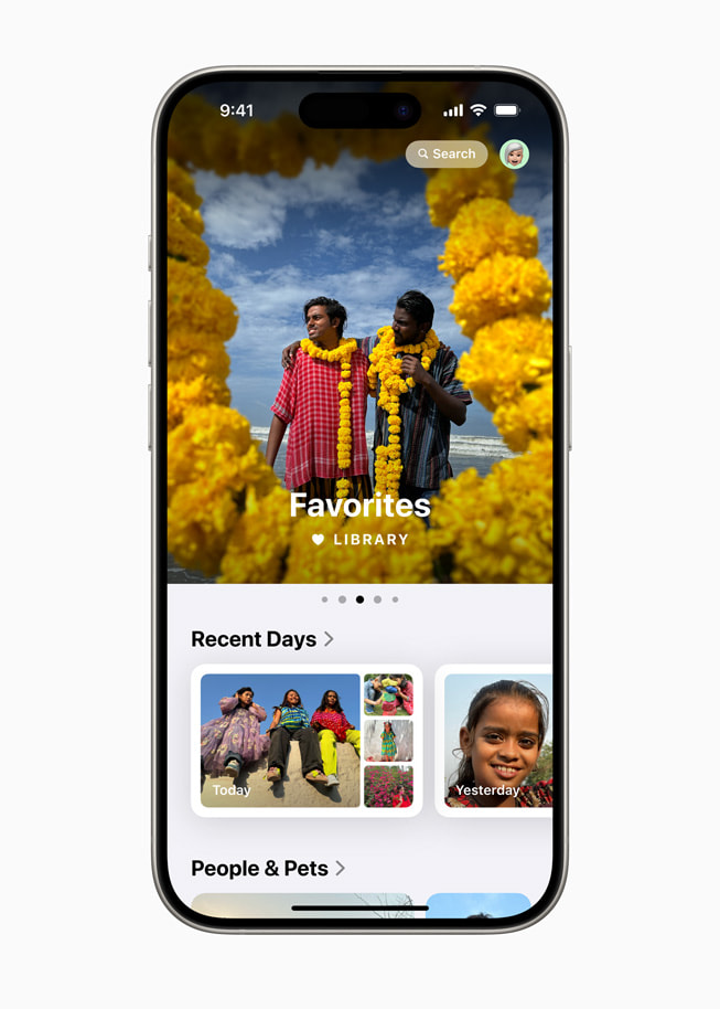 iPhone 15 Pro แสดงคารูเซลที่มีข้อความกำกับว่า Favorites ในแอปรูปภาพ