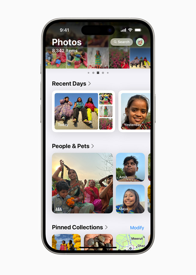 Un iPhone 15 Pro affiche des collections de photos intitulées Recent Days et People & Pets dans l’app Photos.
