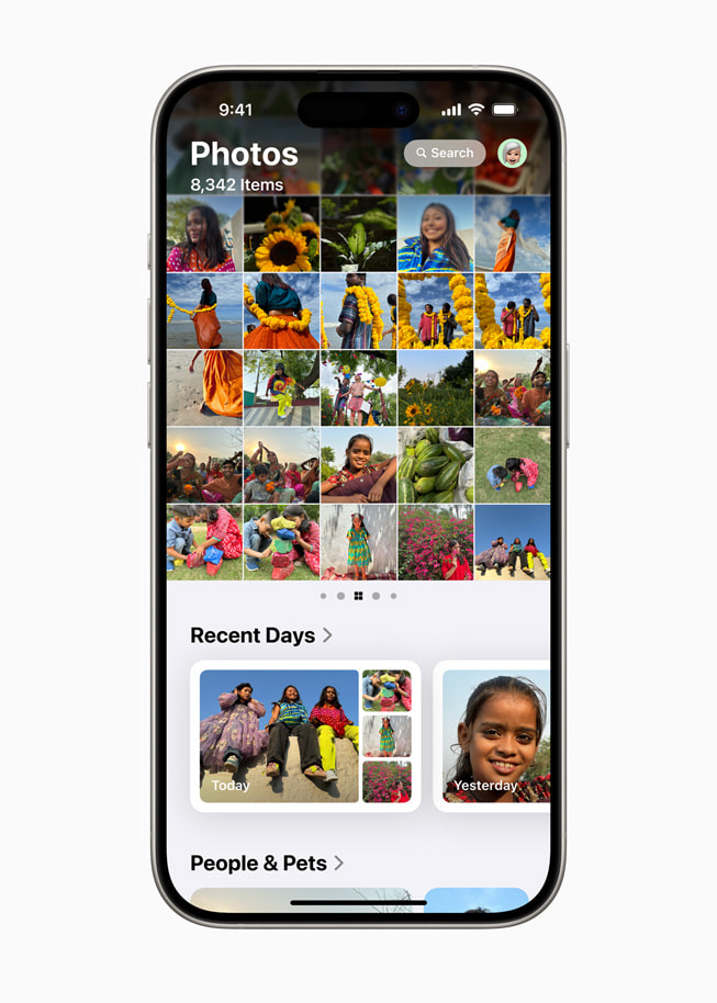 iPhone 15 Pro viser billeder i en gitteroversigt og samlinger i Fotos-appen.