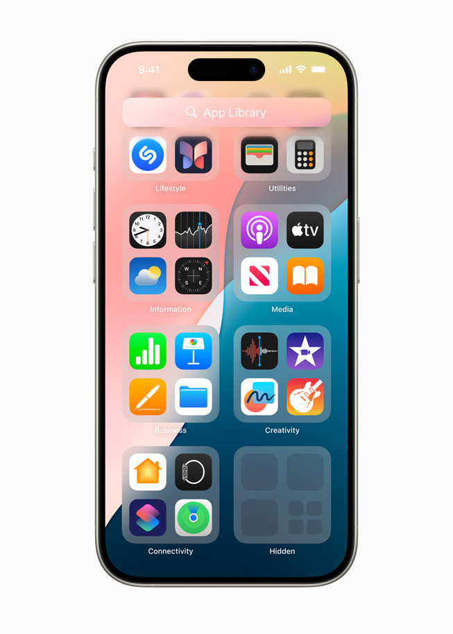 iPhone 15 Pro يعرض مكتبة التطبيقات وبها مجلد مخصص للتطبيقات المخفية.