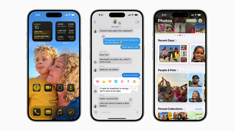 Imagem de três aparelhos iPhone 15 Pro enfileirados. O primeiro mostra a Tela de Início personalizada, o segundo mostra Tapbacks aprimorados no Mensagens e o terceiro mostra o app Fotos redesenhado. 