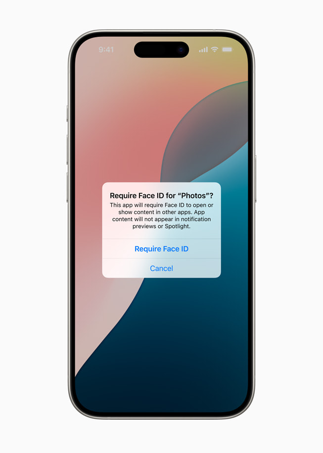 iPhone 15 Pro viser en skærm med en besked, hvor brugeren bliver spurgt, om der skal kræves Face ID til Fotos-appen.
